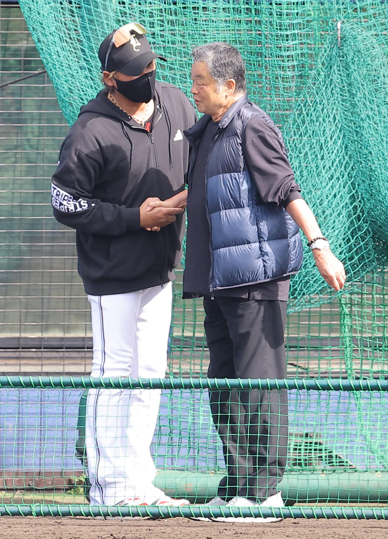 日本ハム対阪神　川藤氏（右）と握手を交わす新庄監督（撮影・上田博志）