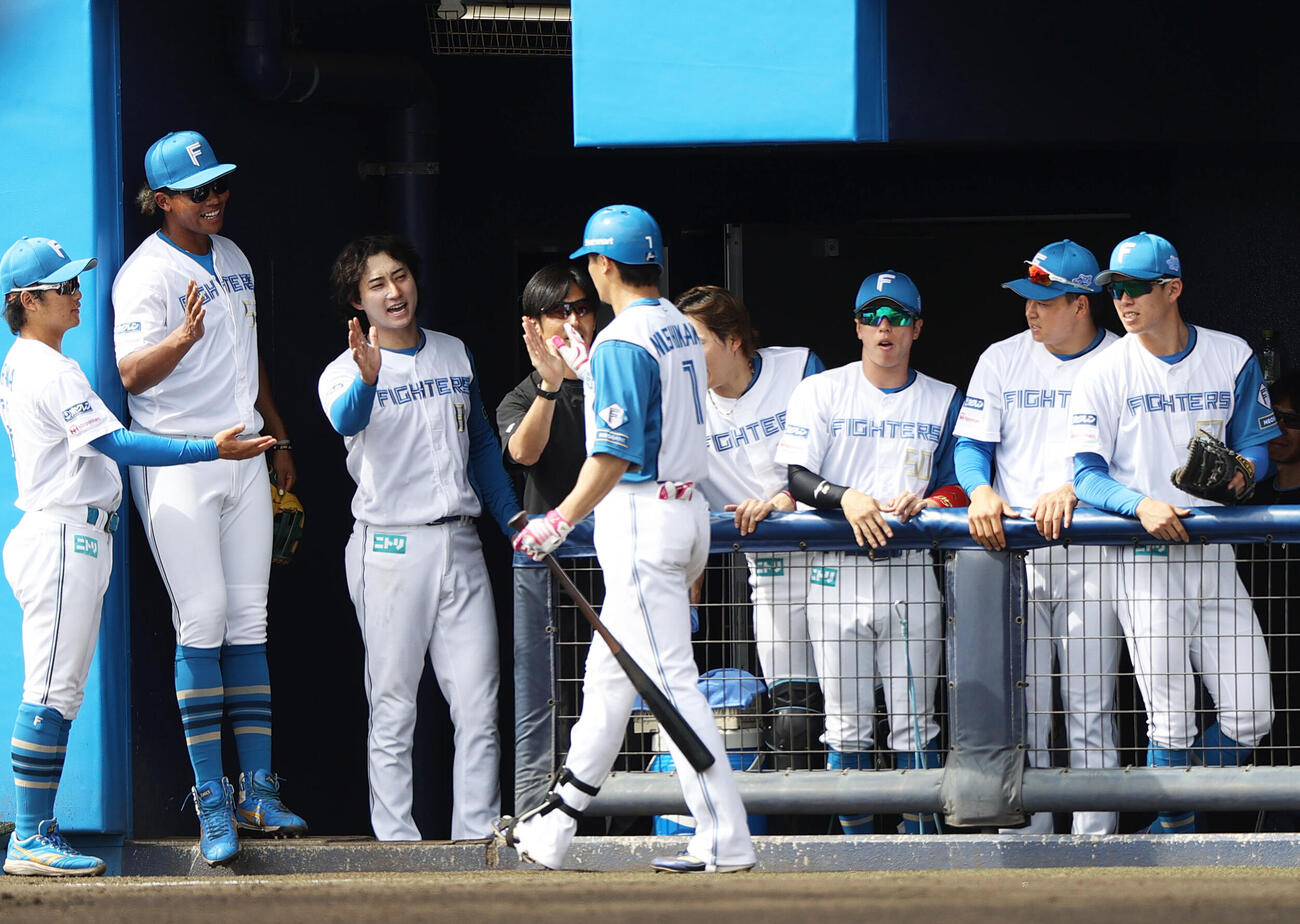 オープン戦　日本ハム対阪神　4回裏日本ハム1死、西川（手前）は右越え本塁打を放ち祝福を受ける（撮影・上山淳一）