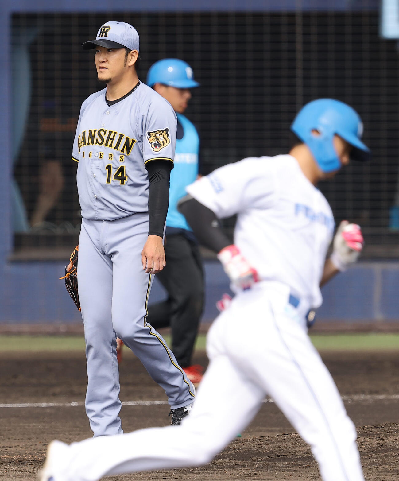 日本ハム対阪神　4回裏日本ハム1死、岩貞（左）は西川にソロ本塁打を浴びる（撮影・上田博志）