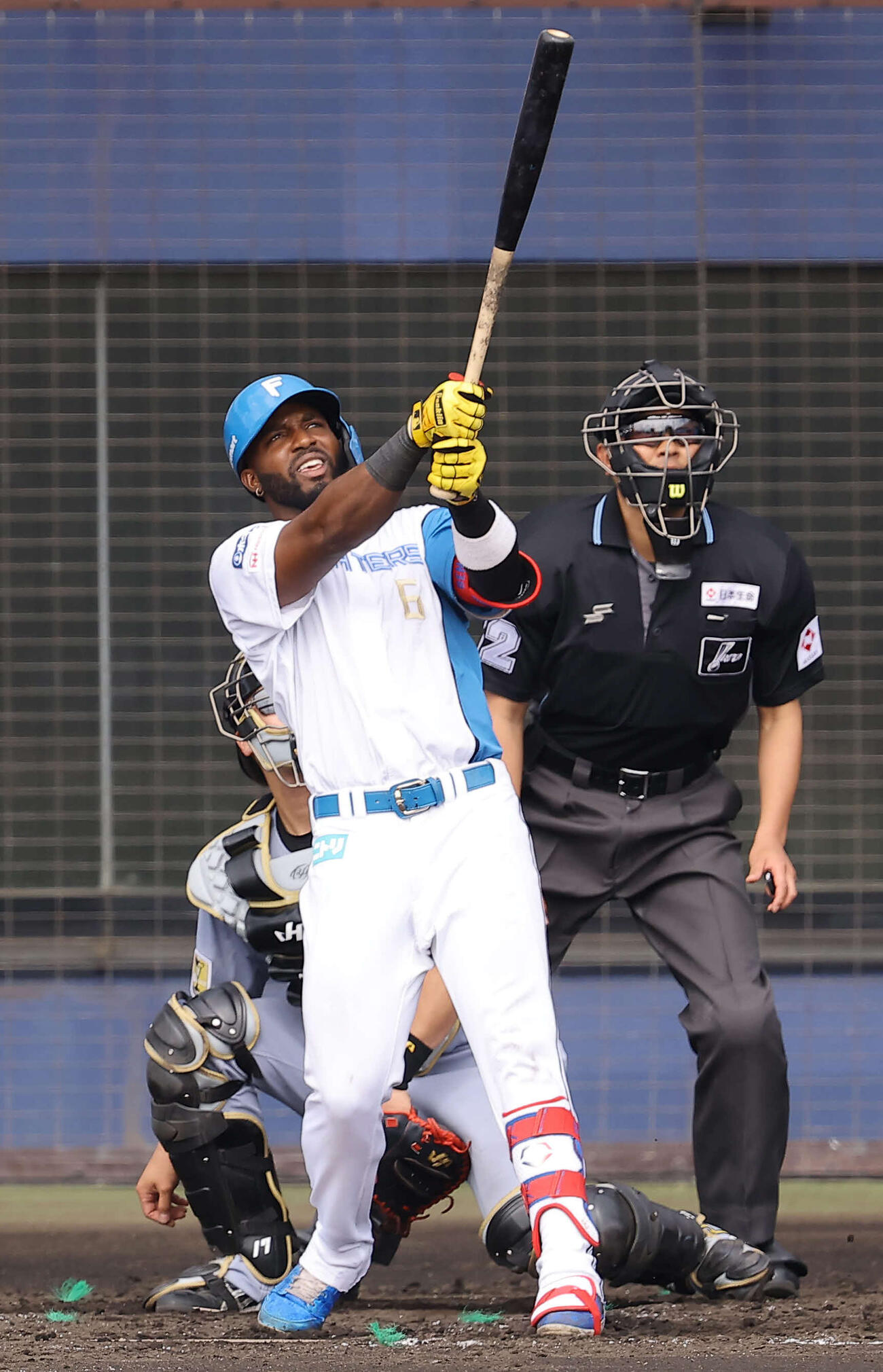 日本ハム対阪神　4回裏日本ハム2死一塁、カストロは左越え2点本塁打を放つ（撮影・上田博志）