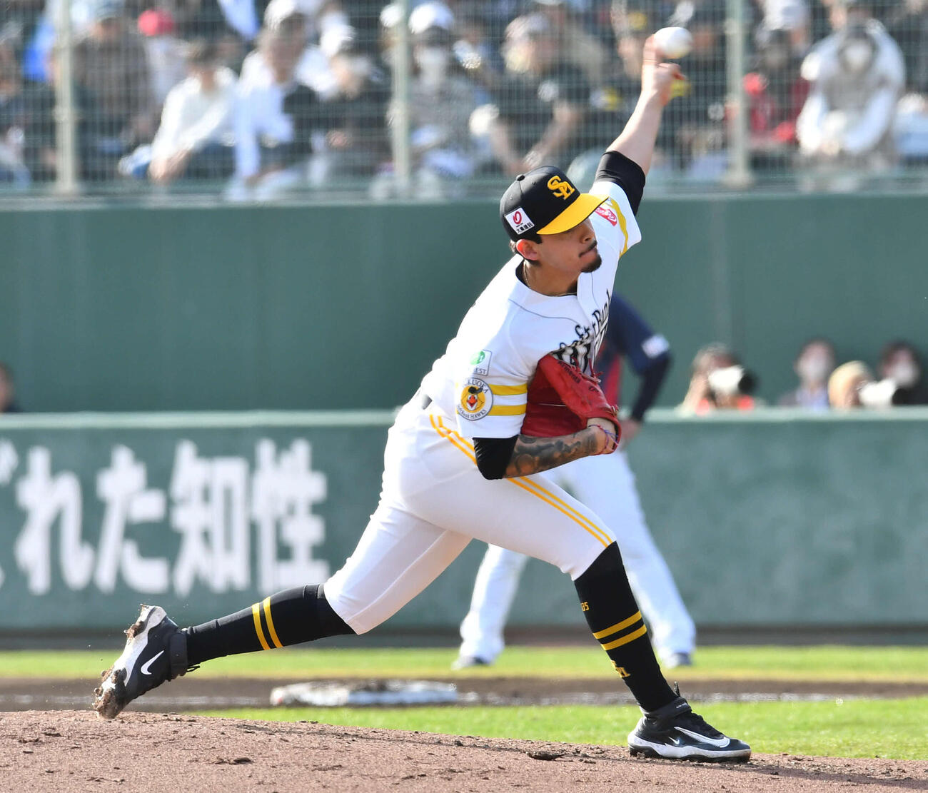 日本対ソフトバンク　6回表から登板した、ソフトバンク4番手のアルメンタ（撮影・岩下翔太）