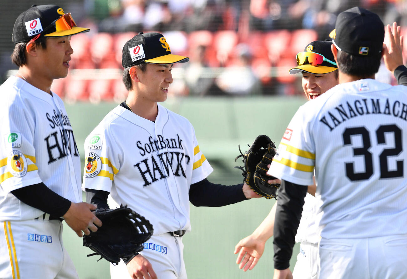 日本対ソフトバンク　8回表を無失点に抑えた藤原（左から2人目）は笑顔でベンチへ戻る（撮影・岩下翔太）
