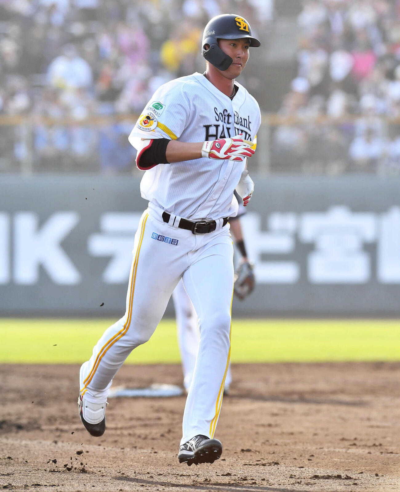 日本対ソフトバンク　8回裏ソフトバンク2死一、二塁、右中間へ3点本塁打を放ち、ダイヤモンドを1周する秋広（撮影・岩下翔太）