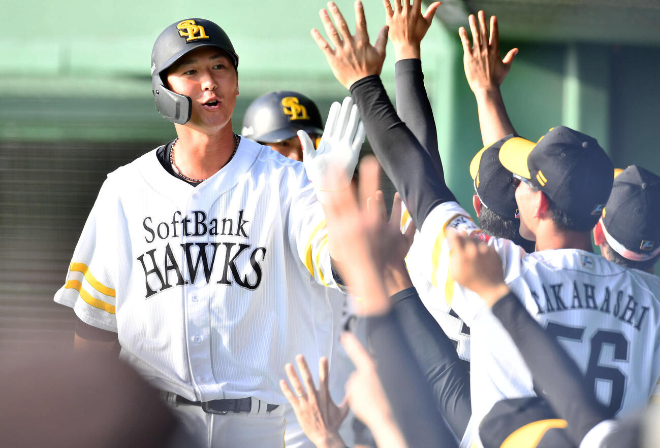 日本対ソフトバンク　8回裏ソフトバンク2死一、二塁、右中間へ3点本塁打を放ち、ナインとタッチを交わす秋広（撮影・岩下翔太）