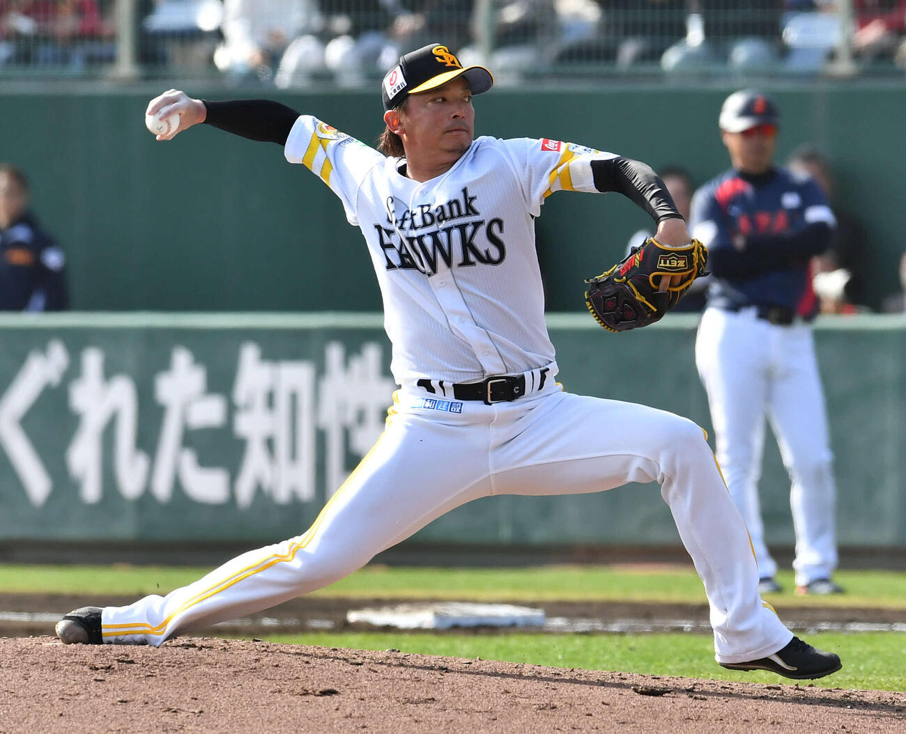 日本対ソフトバンク　4回表から登板した、ソフトバンク3番手の東浜（撮影・岩下翔太）