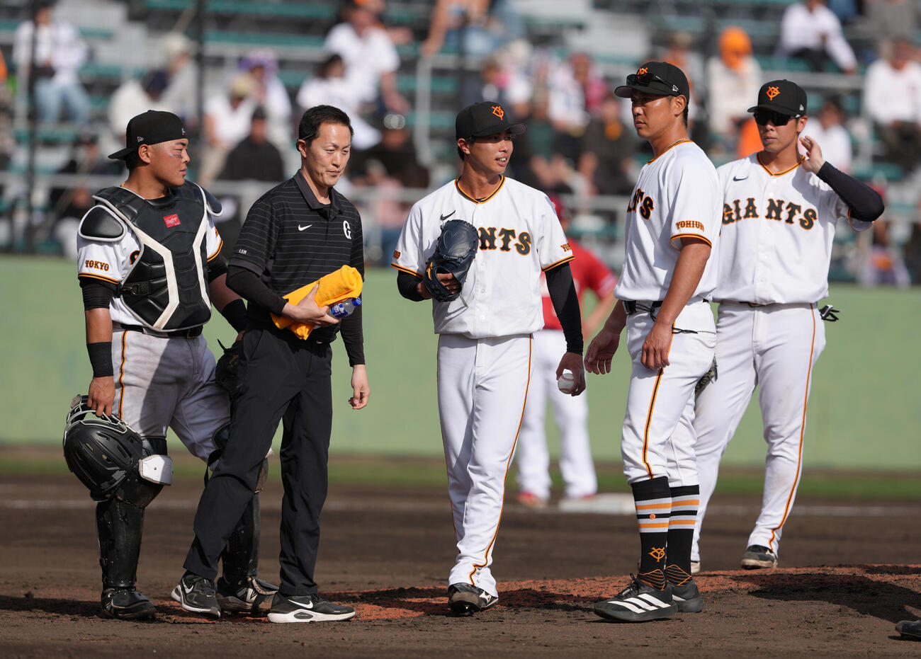 巨人対楽天　9回途中、マウンドを降りる巨人山城（中央）（撮影・足立雅史）