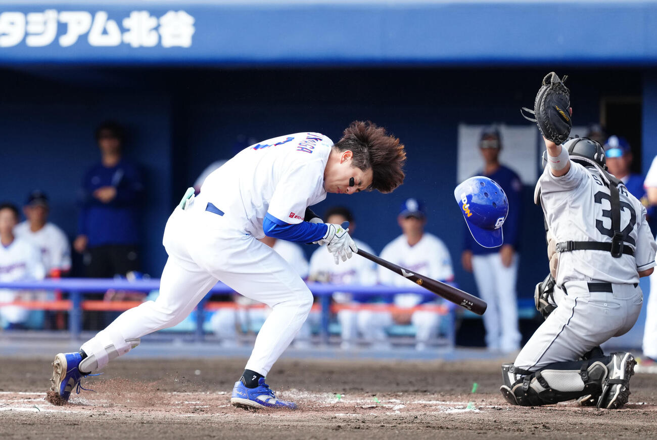 中日対ロッテ　1回裏中日無死、頭部に死球を受ける福永（撮影・江口和貴）
