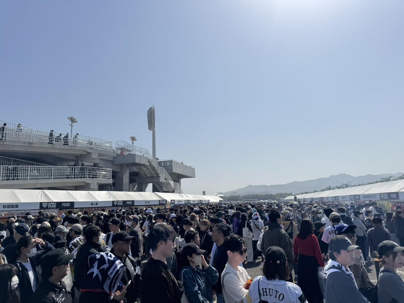 ファンが詰めかけて大混雑するサンマリンスタジアム宮崎のグルメスペース