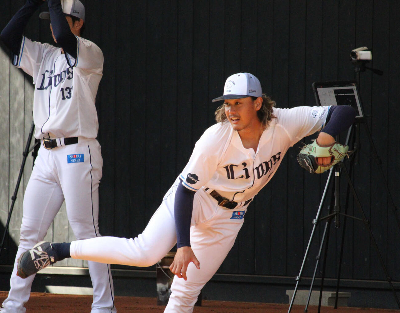 キャンプ最終日にブルペン投球した西武高橋光（撮影・金子真仁）