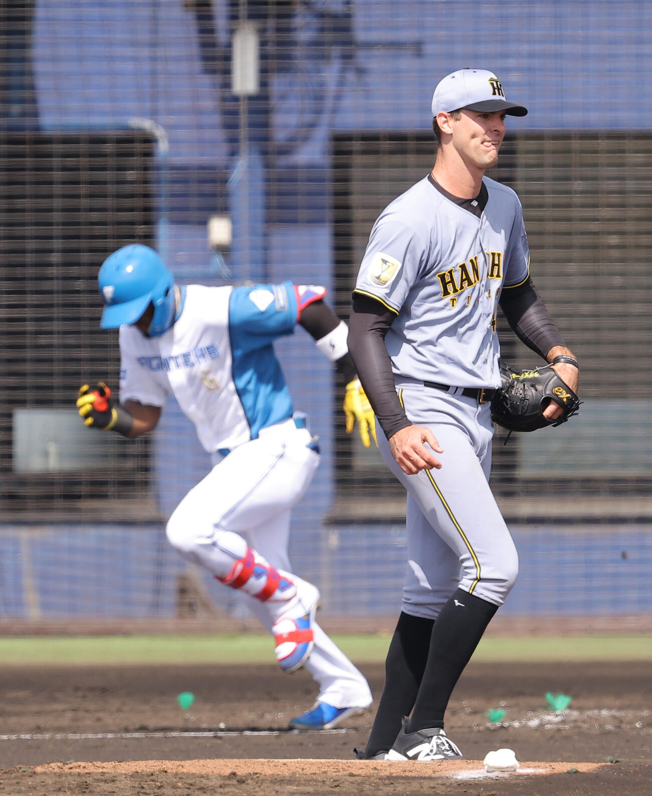 日本ハム対阪神　2回裏日本ハム1死一、三塁、カストロの三ゴロで先制点を許すラグズデール（撮影・上田博志）