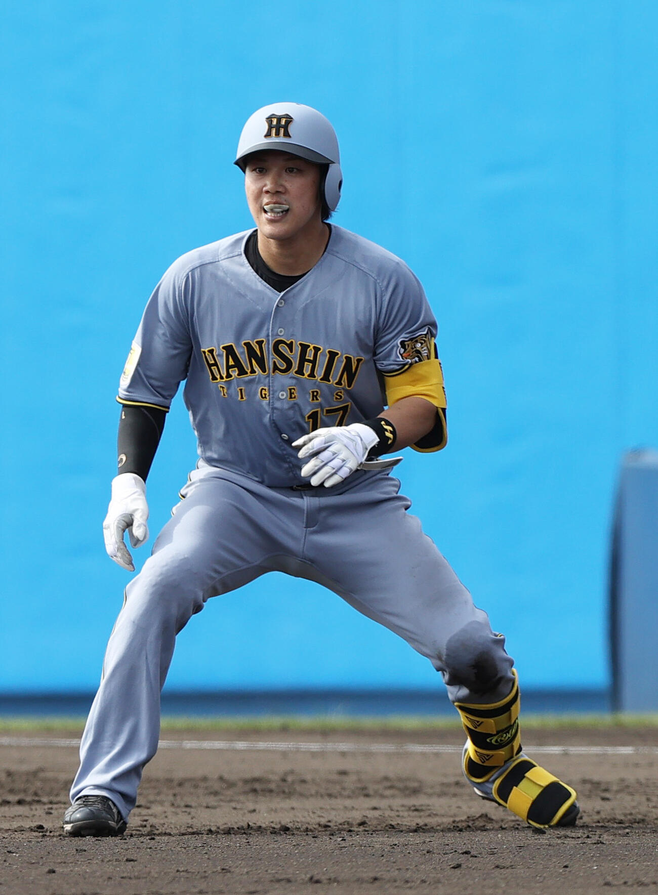オープン戦　日本ハム対阪神　5回表阪神2死一塁、伏見は右前打を放つ（撮影・上山淳一）
