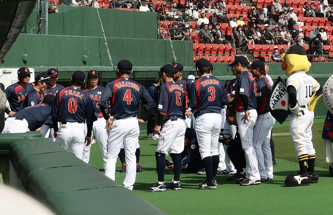 日本対ソフトバンク　試合前円陣で声出しする坂本（左から2人目）（撮影・河田真司）