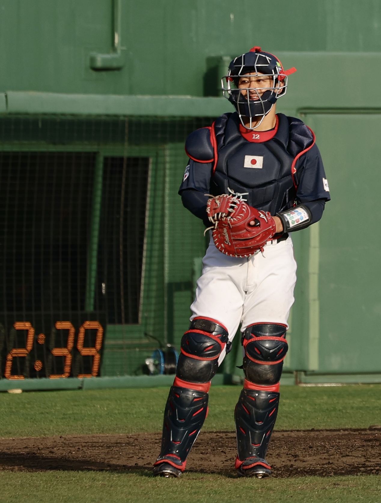 日本対ソフトバンク　9回裏を終え、ベンチの方向を見つめる坂本（撮影・河田真司）
