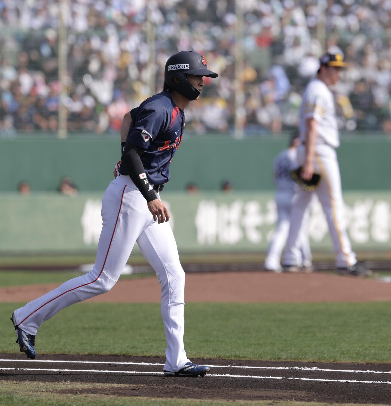 日本対ソフトバンク　1回表日本1死、四球を選ぶ周東（撮影・河田真司）