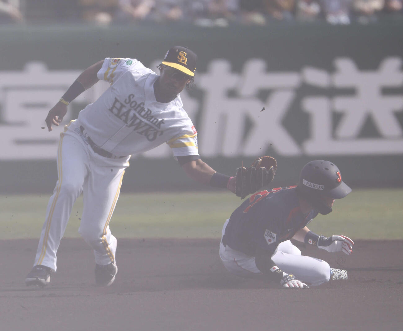 日本対ソフトバンク　1回表日本1死一塁、二盗を決める周東（撮影・河田真司）