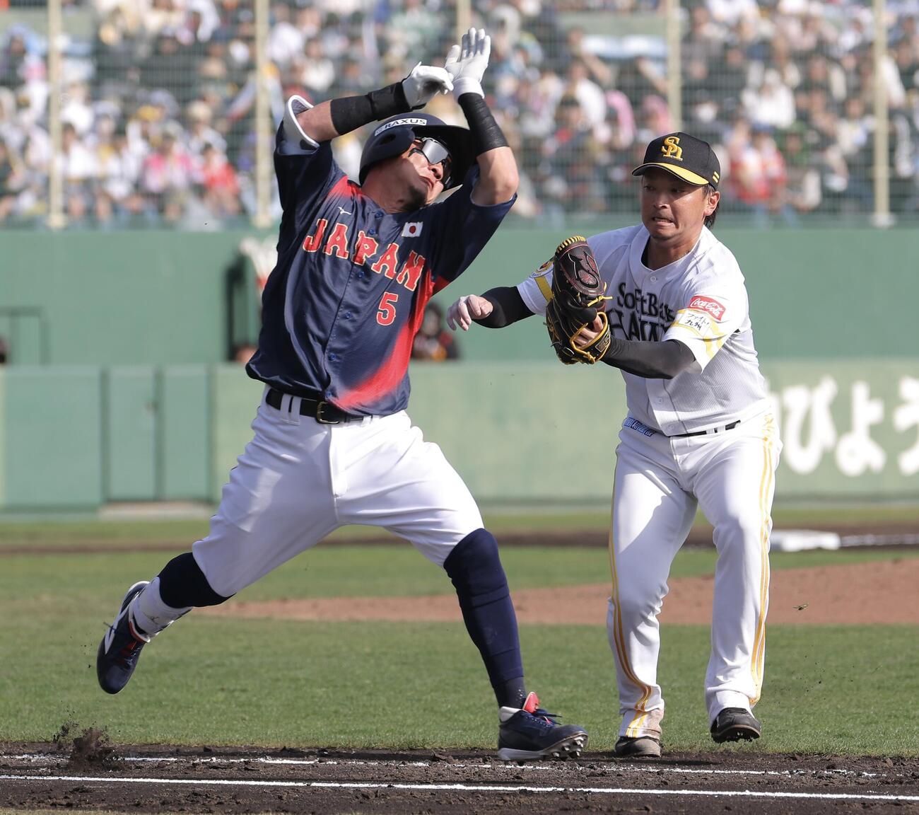 日本対ソフトバンク　5回表日本無死、投ゴロに倒れる牧原。投手東浜（撮影・河田真司）