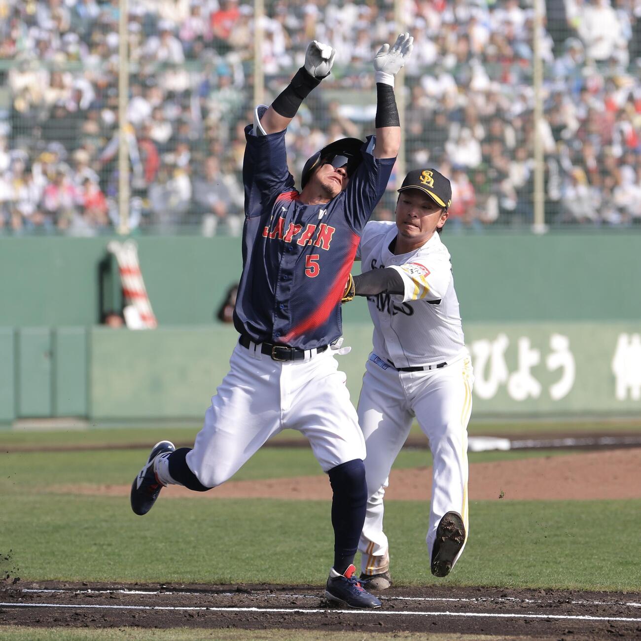 日本対ソフトバンク　5回表日本無死、投ゴロに倒れる牧原。投手東浜（撮影・河田真司）