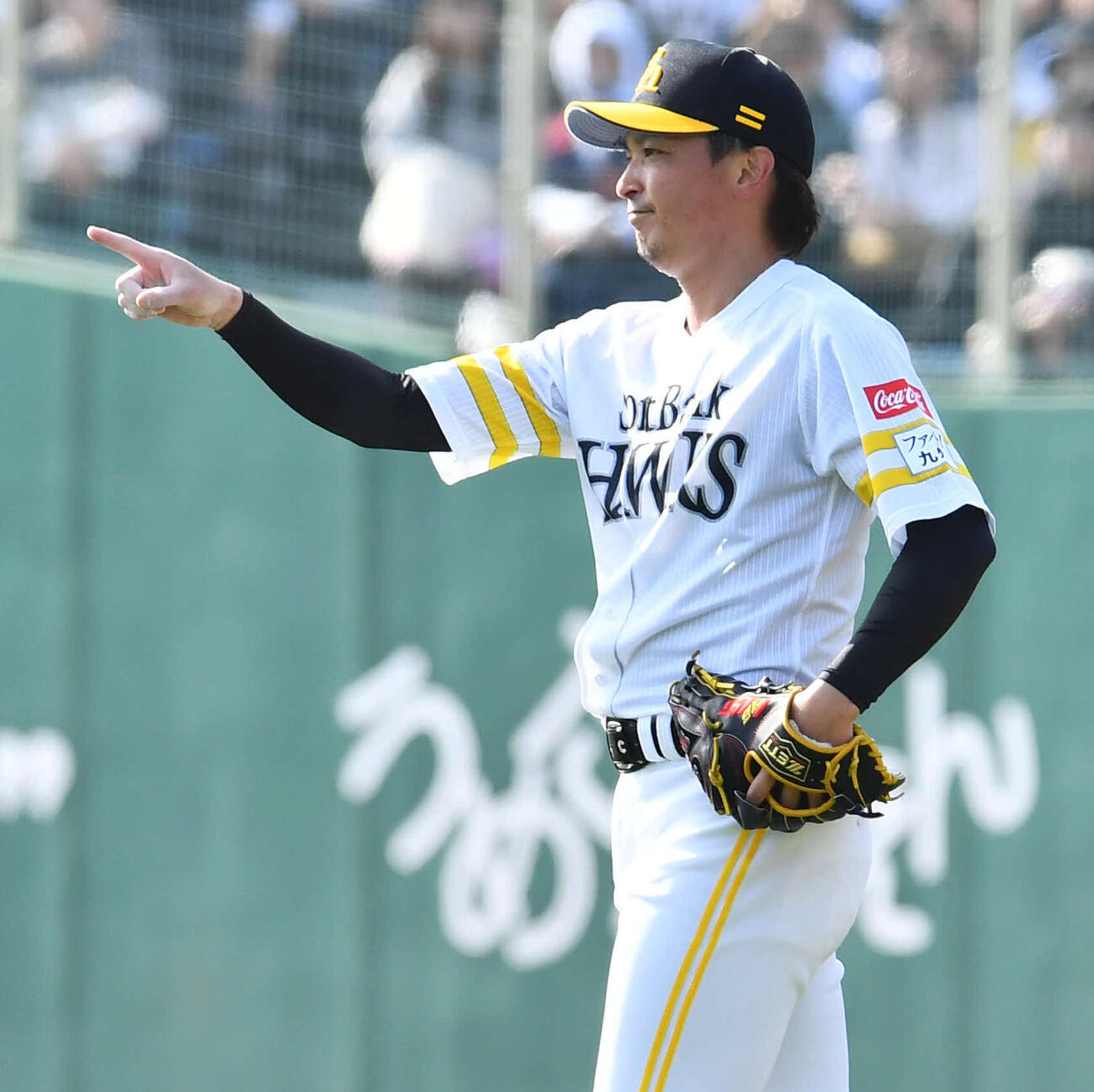日本対ソフトバンク　4回表日本1死、佐藤を二ゴロに抑え、ナインを指さす東浜（撮影・岩下翔太）