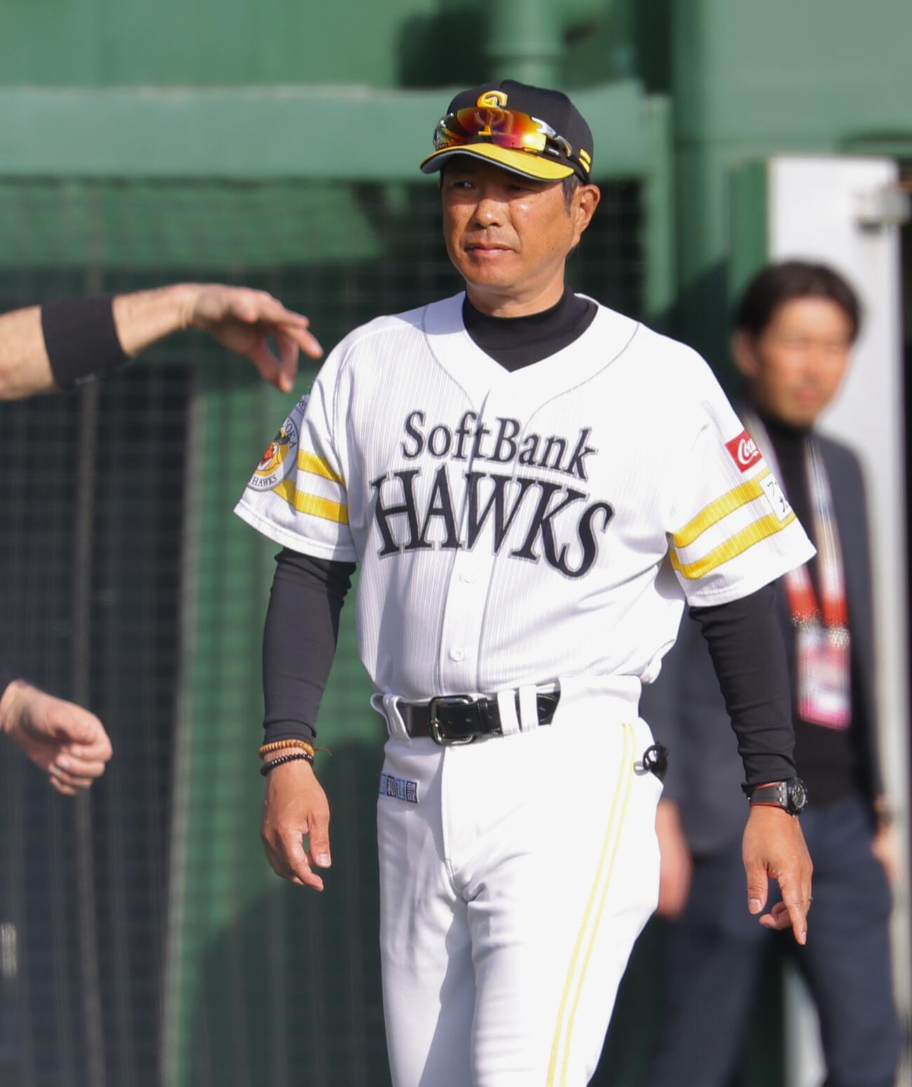 日本対ソフトバンク　6回裏を終え、選手交代を告げる小久保監督（撮影・河田真司）