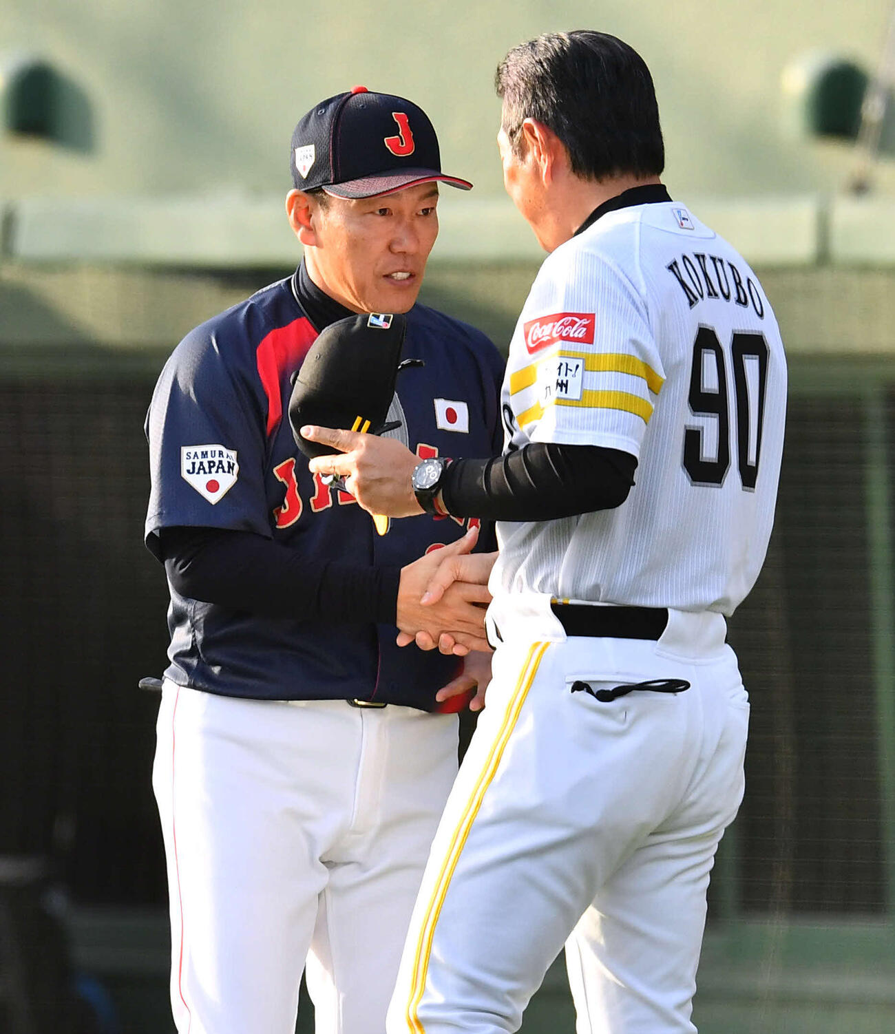 日本対ソフトバンク　試合後、ソフトバンク小久保監督（右）と握手を交わす侍ジャパン井端監督（撮影・岩下翔太）