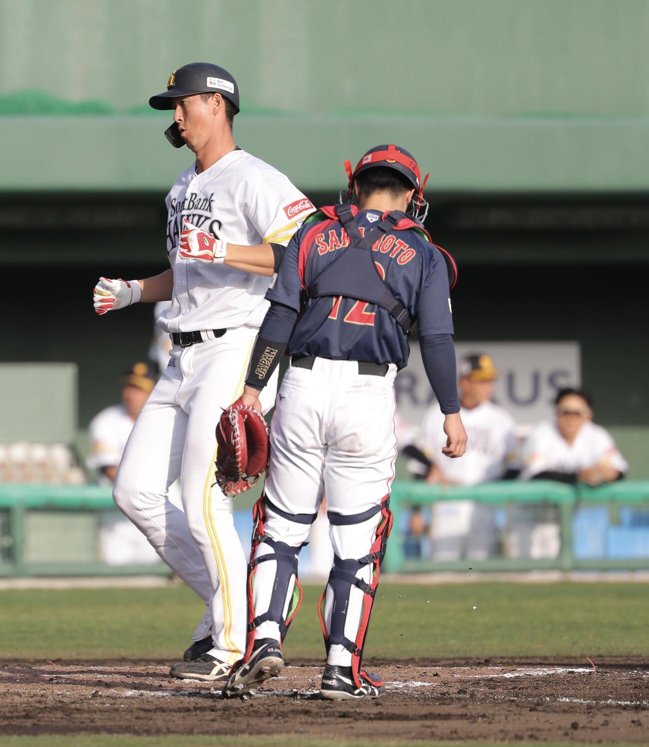 日本対ソフトバンク　8回裏ソフトバンク2死一、二塁、右越え3点本塁打で生還する秋広（撮影・河田真司）