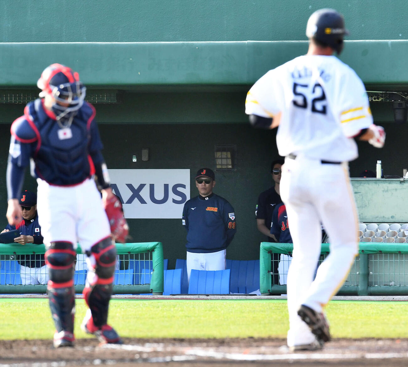日本対ソフトバンク　8回裏ソフトバンク2死一、二塁、右中間へ3点本塁打を放った秋広（手前右）を見つめる井端監督（中央）（撮影・岩下翔太）