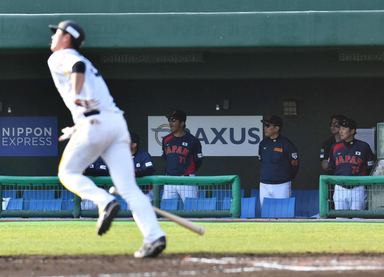 日本対ソフトバンク　8回裏ソフトバンク2死一、二塁、秋広（左）に右中間へ3点本塁打を打たれる。右から3人目は井端監督（撮影・岩下翔太）