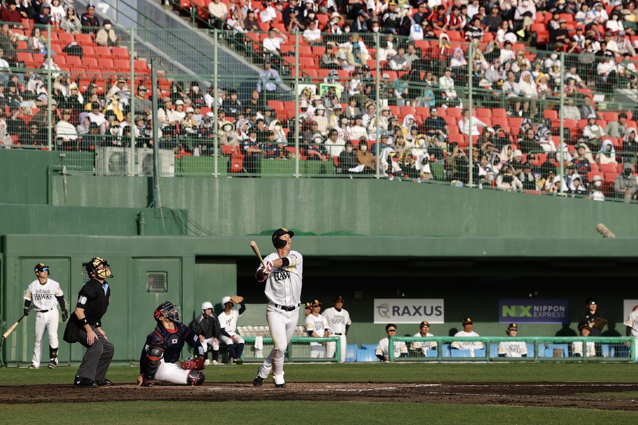 日本対ソフトバンク　8回裏ソフトバンク2死一、二塁、右越え3点本塁打を放つ秋広（撮影・河田真司）