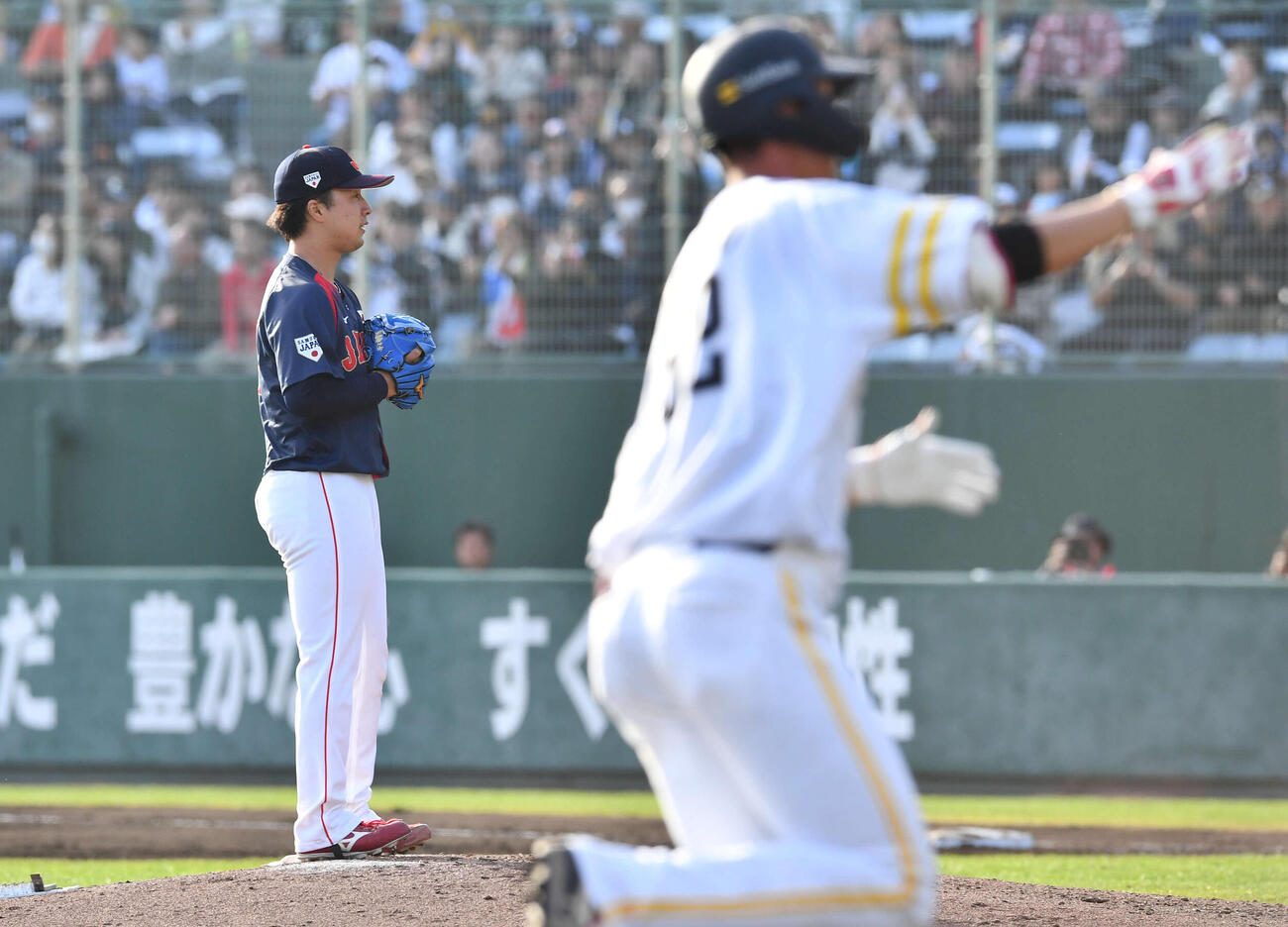 日本対ソフトバンク　8回裏ソフトバンク2死一、二塁、秋広（右）に右中間へ3点本塁打を打たれた佐藤柳（撮影・岩下翔太）