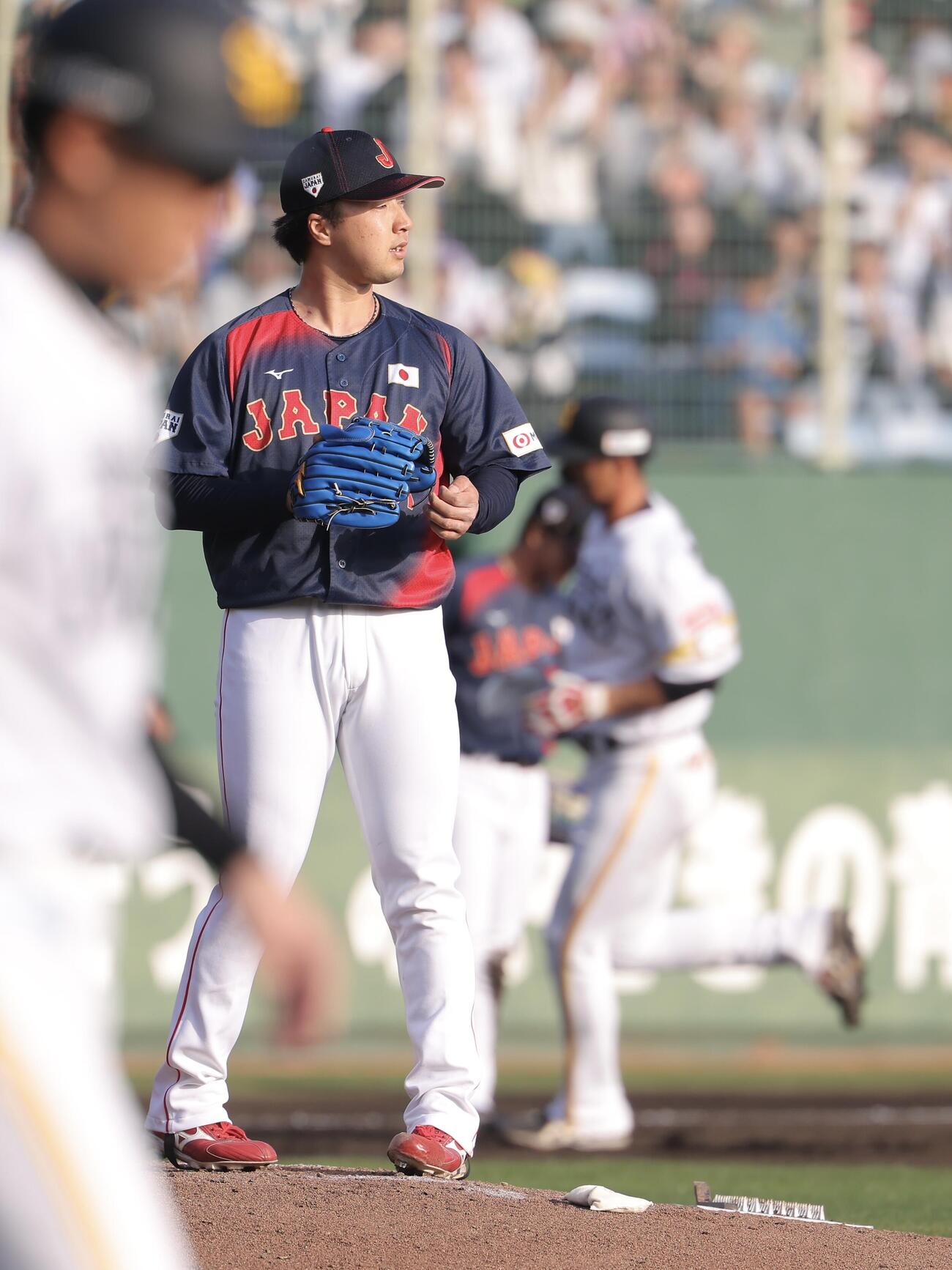 日本対ソフトバンク　8回裏ソフトバンク2死一、二塁、秋広に右越え3点本塁打を浴びる佐藤柳（撮影・河田真司）