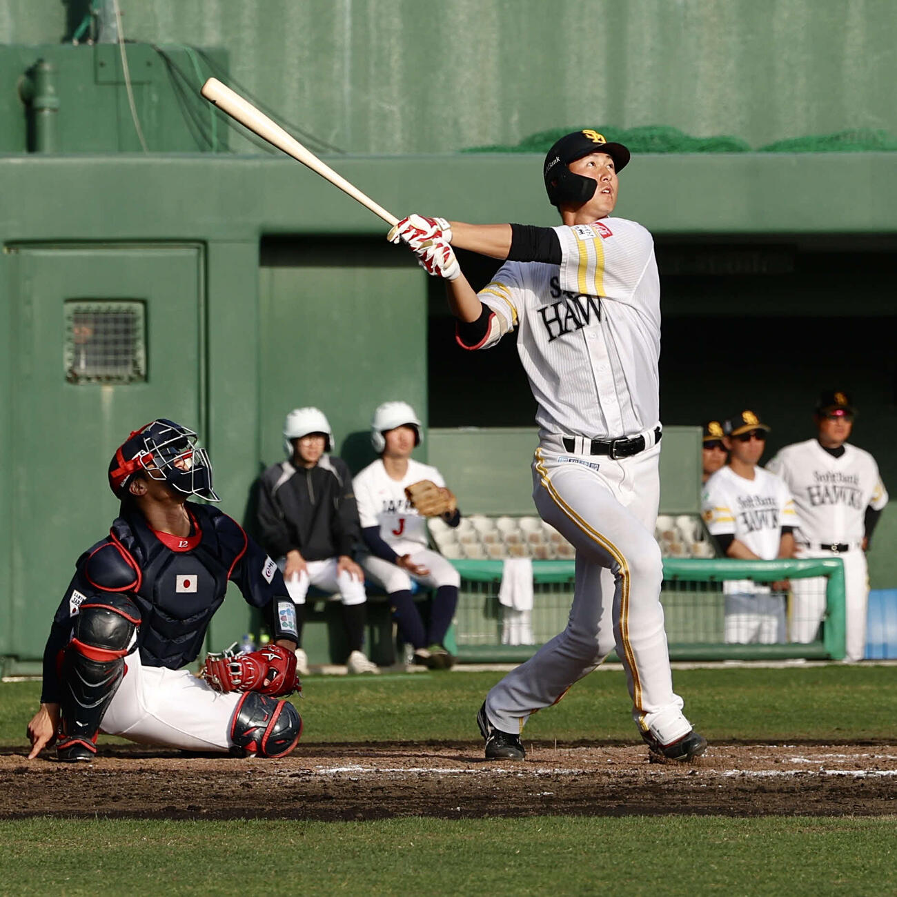 日本対ソフトバンク　8回裏ソフトバンク2死一、二塁、右越え3点本塁打を放つ秋広（撮影・河田真司）