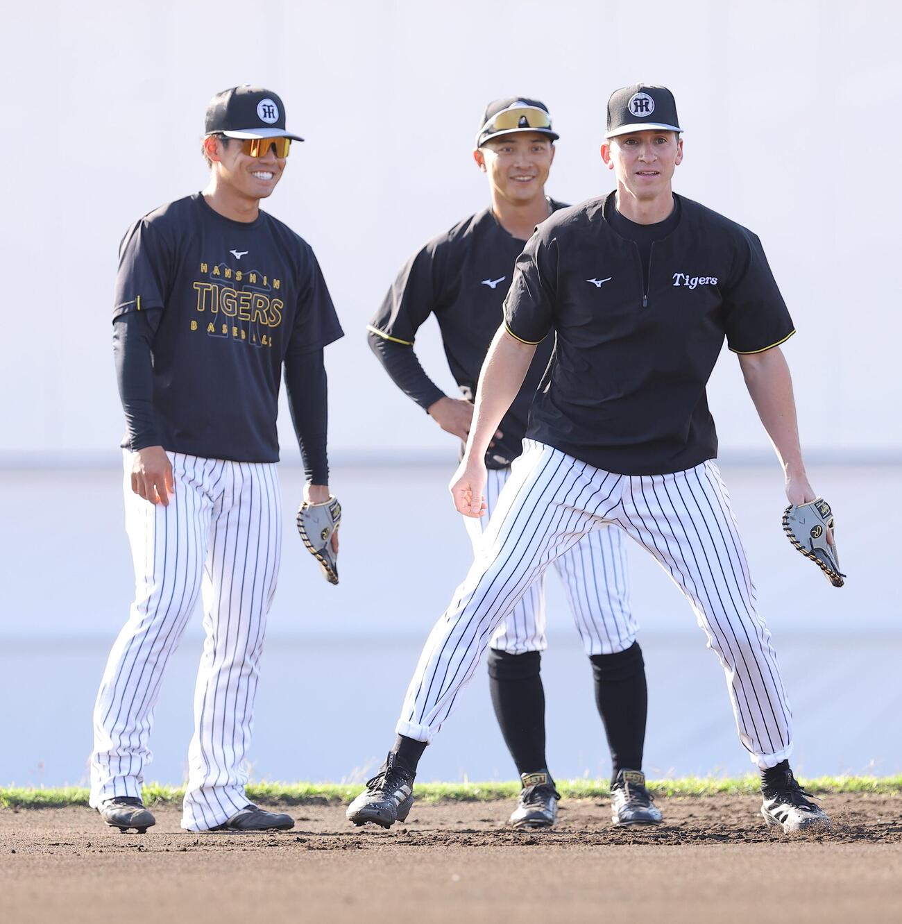 早出特守に参加する右からディベイニー、熊谷、谷端（撮影・上田博志）＝2026年2月24日、バイトするならエントリー宜野座スタジアム