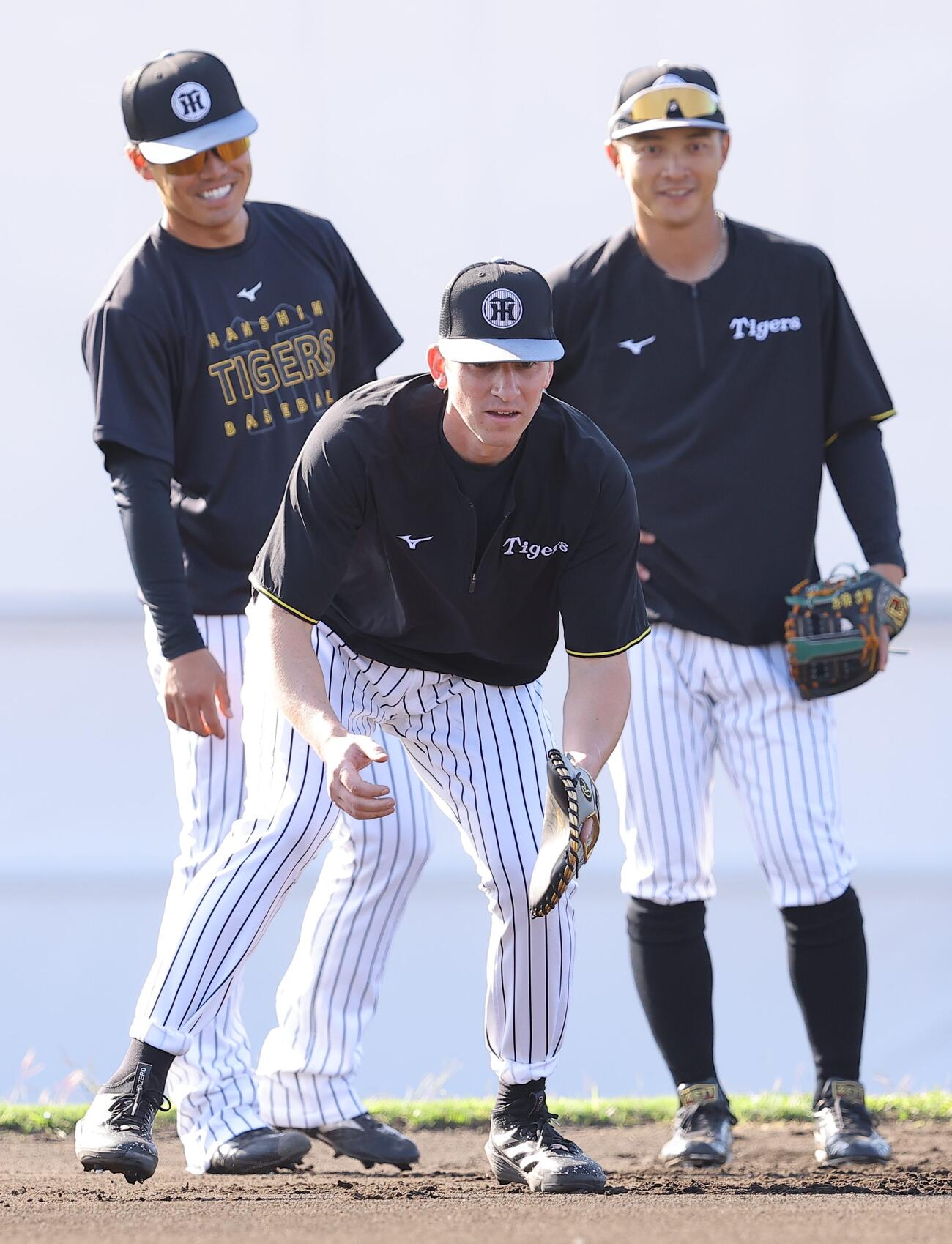 早出特守に参加する右から熊谷、ディベイニー、谷端（撮影・上田博志）＝2026年2月24日、バイトするならエントリー宜野座スタジアム