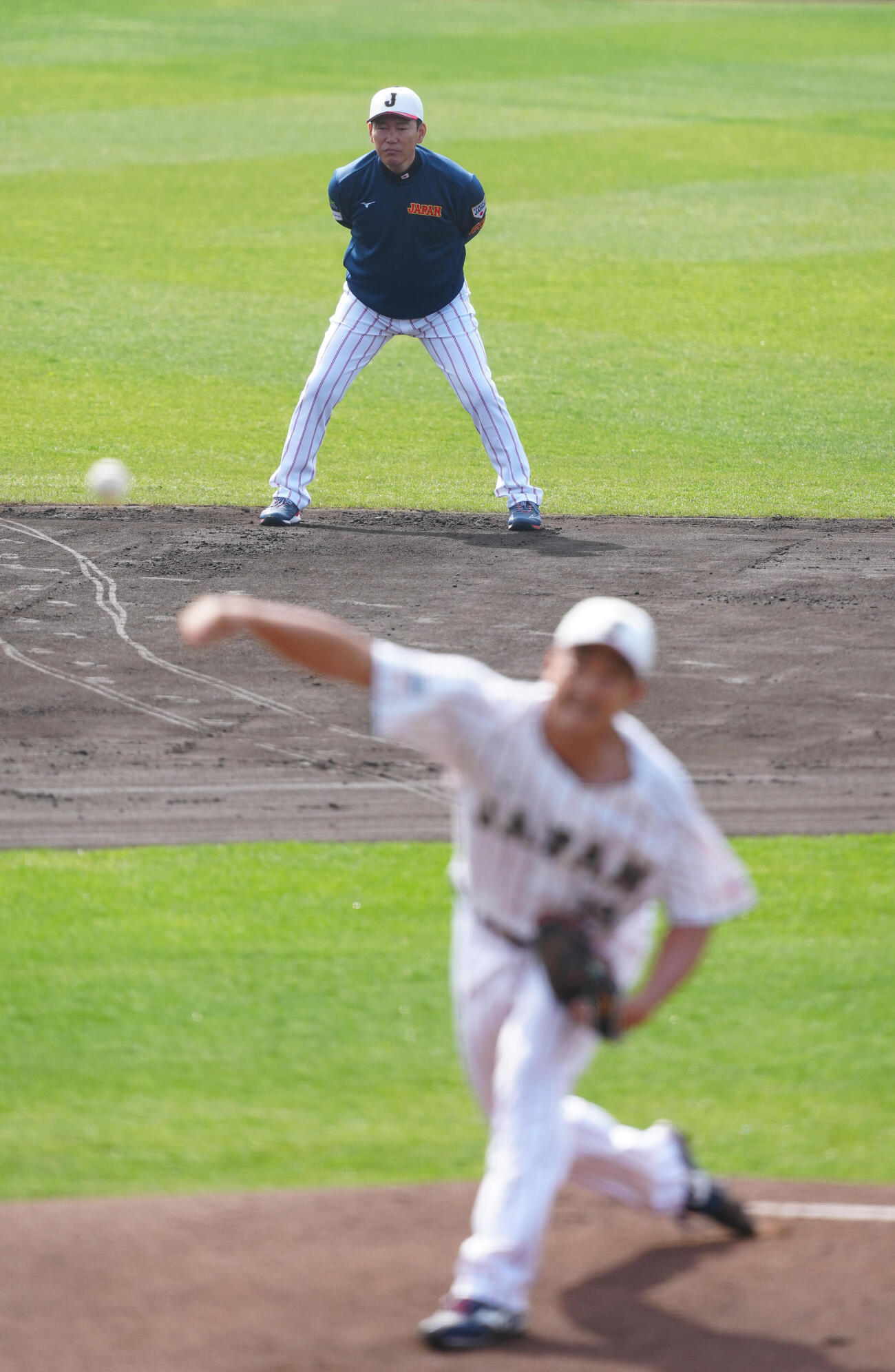 ライブBPで登板する菅野（手前）を遊撃の位置から見つめる井端監督（撮影・垰建太）