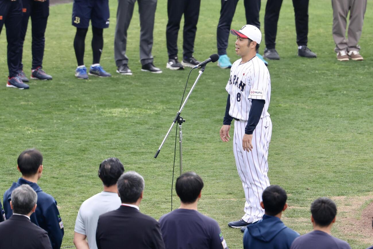 手締めであいさつする近藤健介（撮影・河田真司）