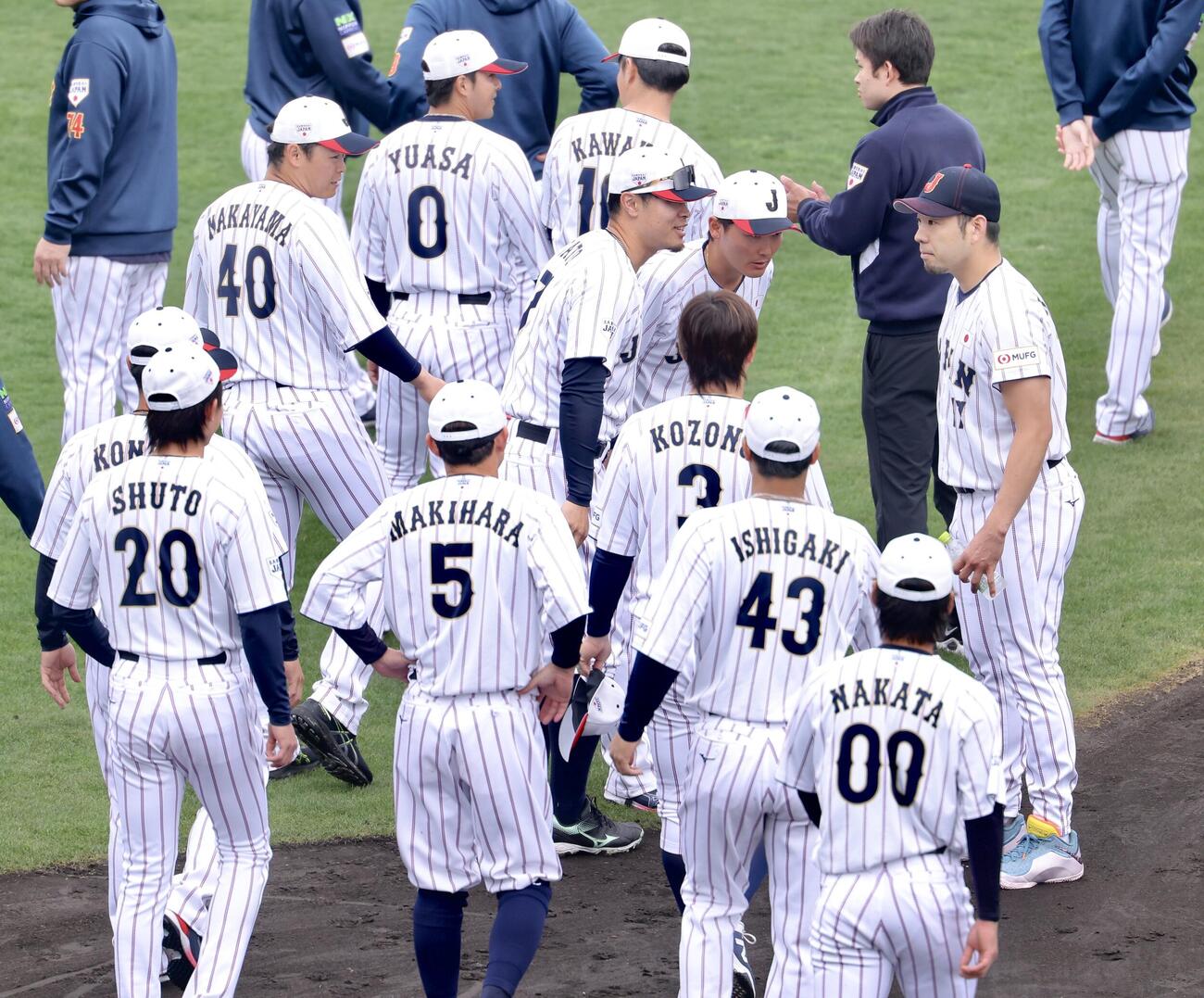 手締め前に野手陣と言葉を交わす菊池（右）（撮影・河田真司）