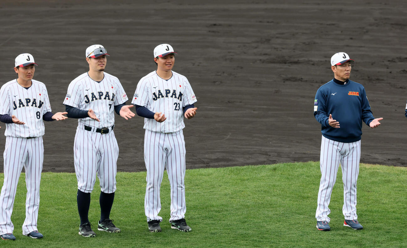 強化合宿を終え手締めを行う左から源田、佐藤、森下、井端監督（撮影・加藤哉）
