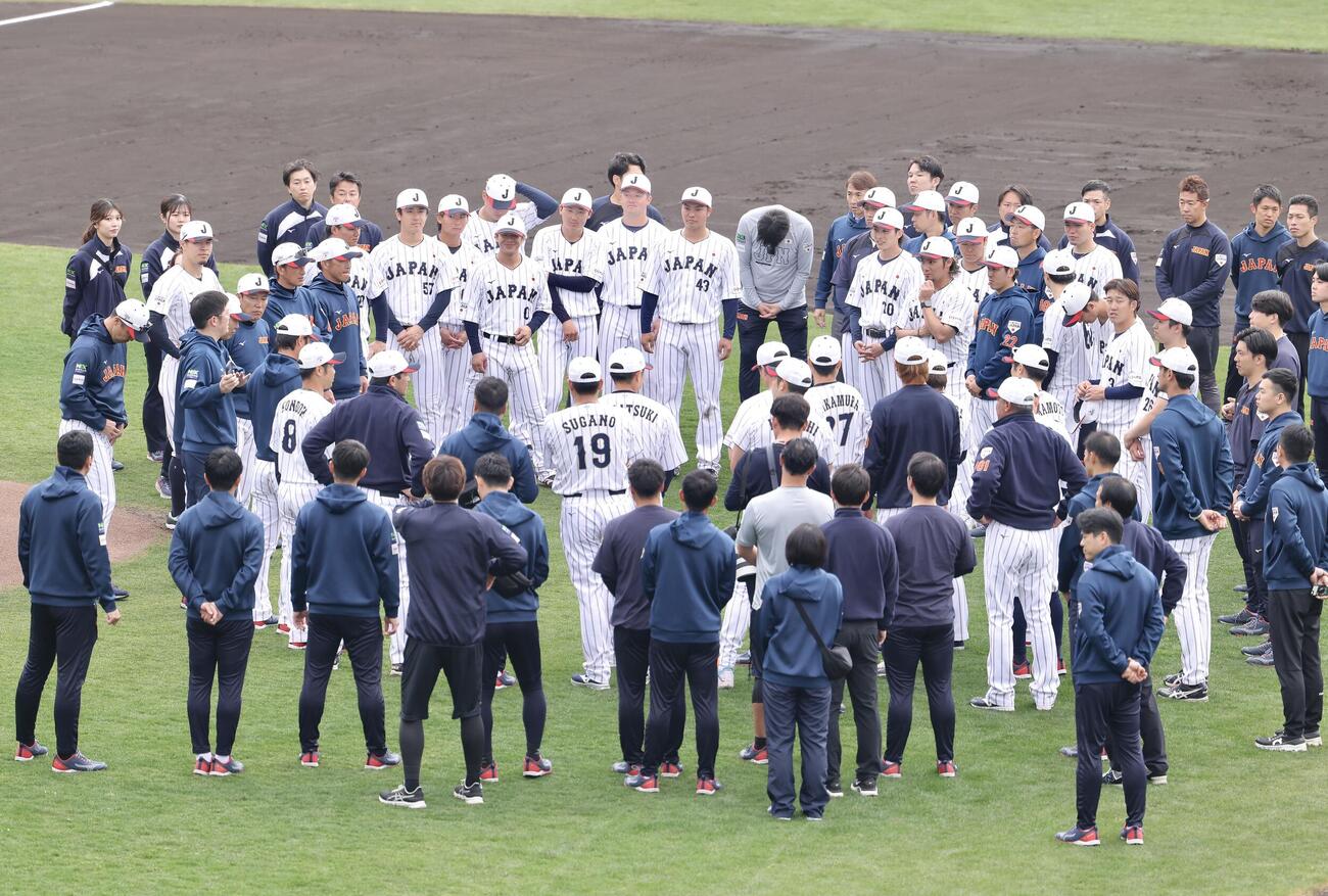 手締め後に円陣を組む侍ジャパン（撮影・河田真司）