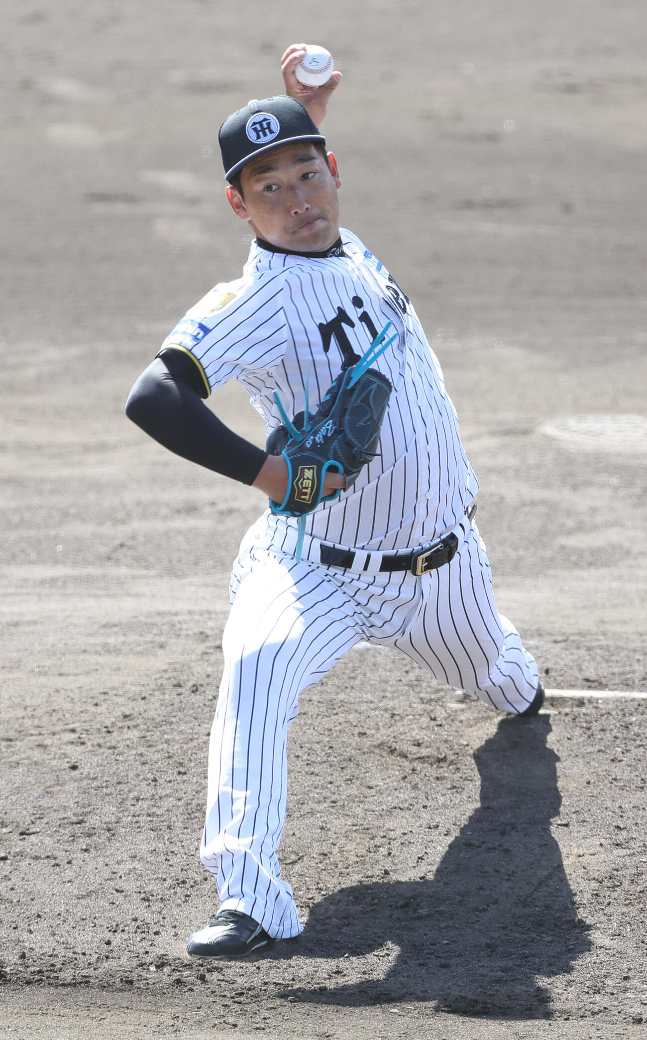 ライブBPに登板する阪神岩崎（撮影・上山淳一）