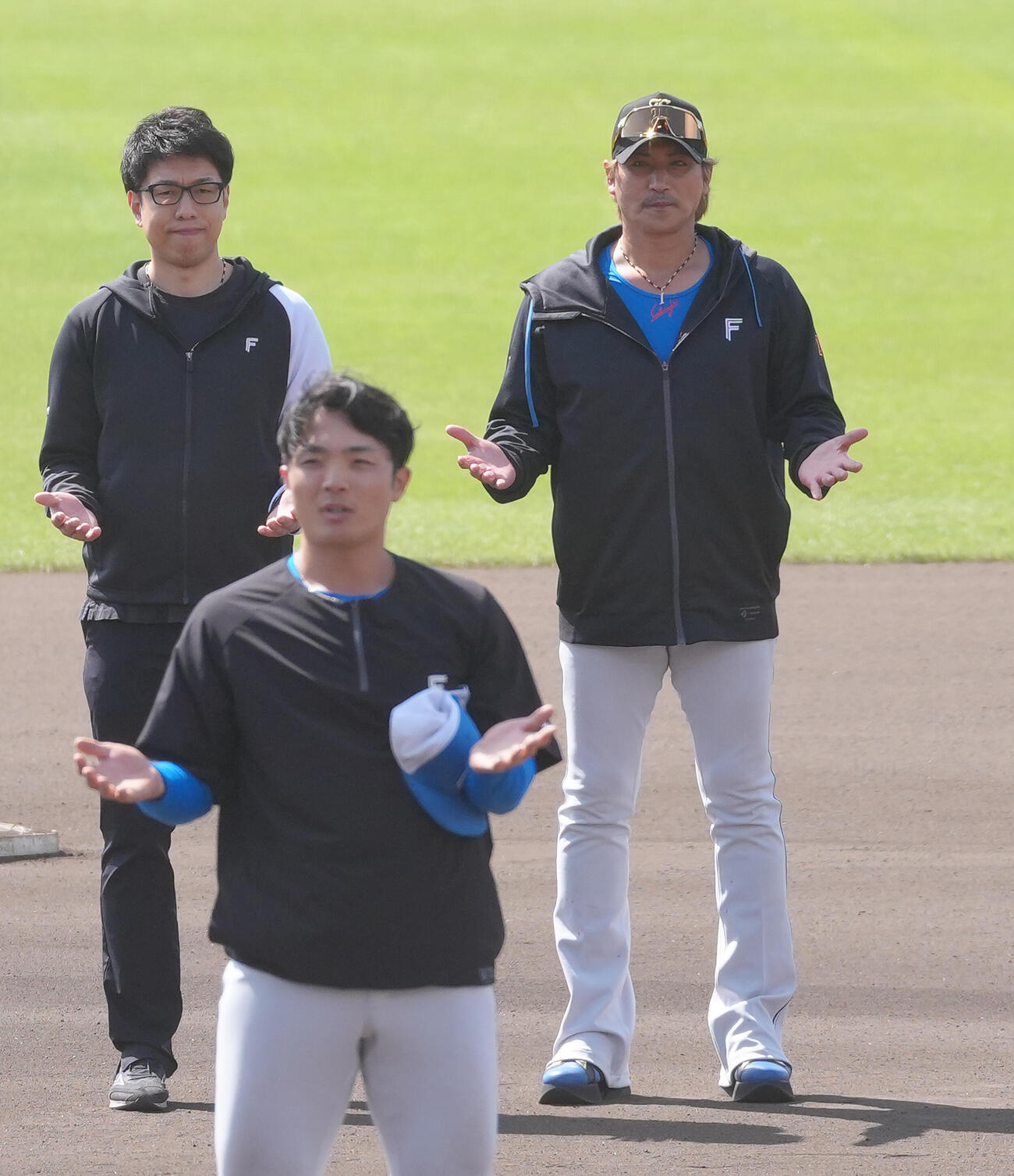 名護キャンプを打ち上げ手締めする日本ハム郡司（手前）。右は新庄監督（撮影・足立雅史）