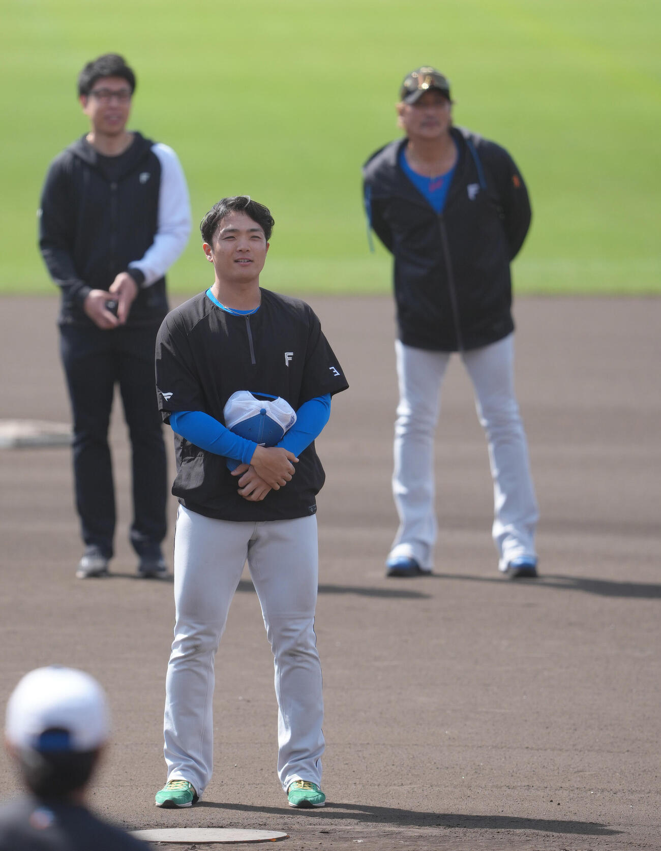 名護キャンプを打ち上げあいさつする日本ハム郡司（手前）（撮影・足立雅史）