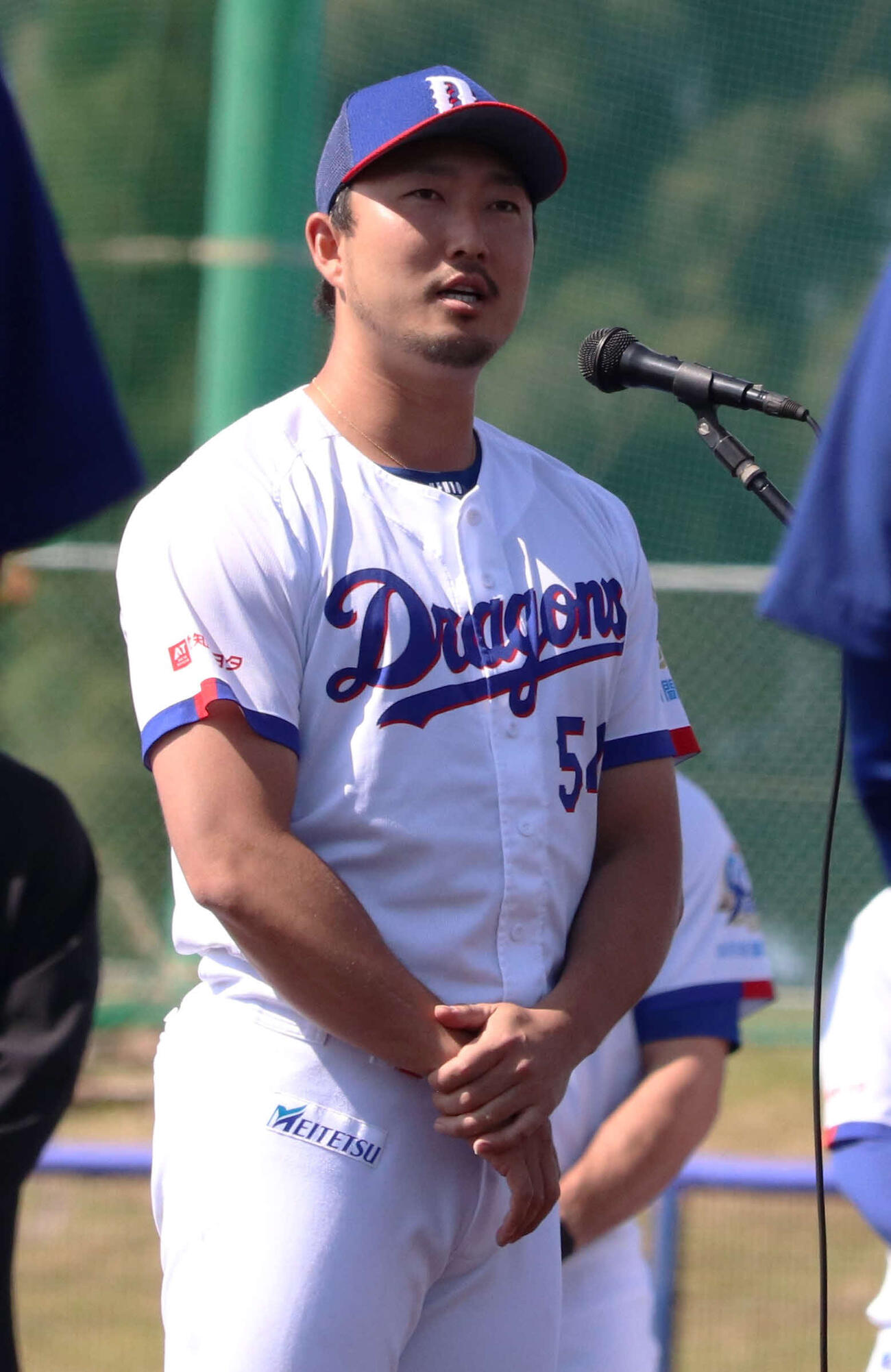 キャンプを打ち上げ、選手会長としてスピーチを行う中日藤嶋