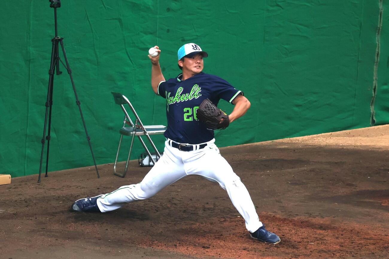 ブルペンで投げるヤクルト木沢尚文（撮影・塚本光）