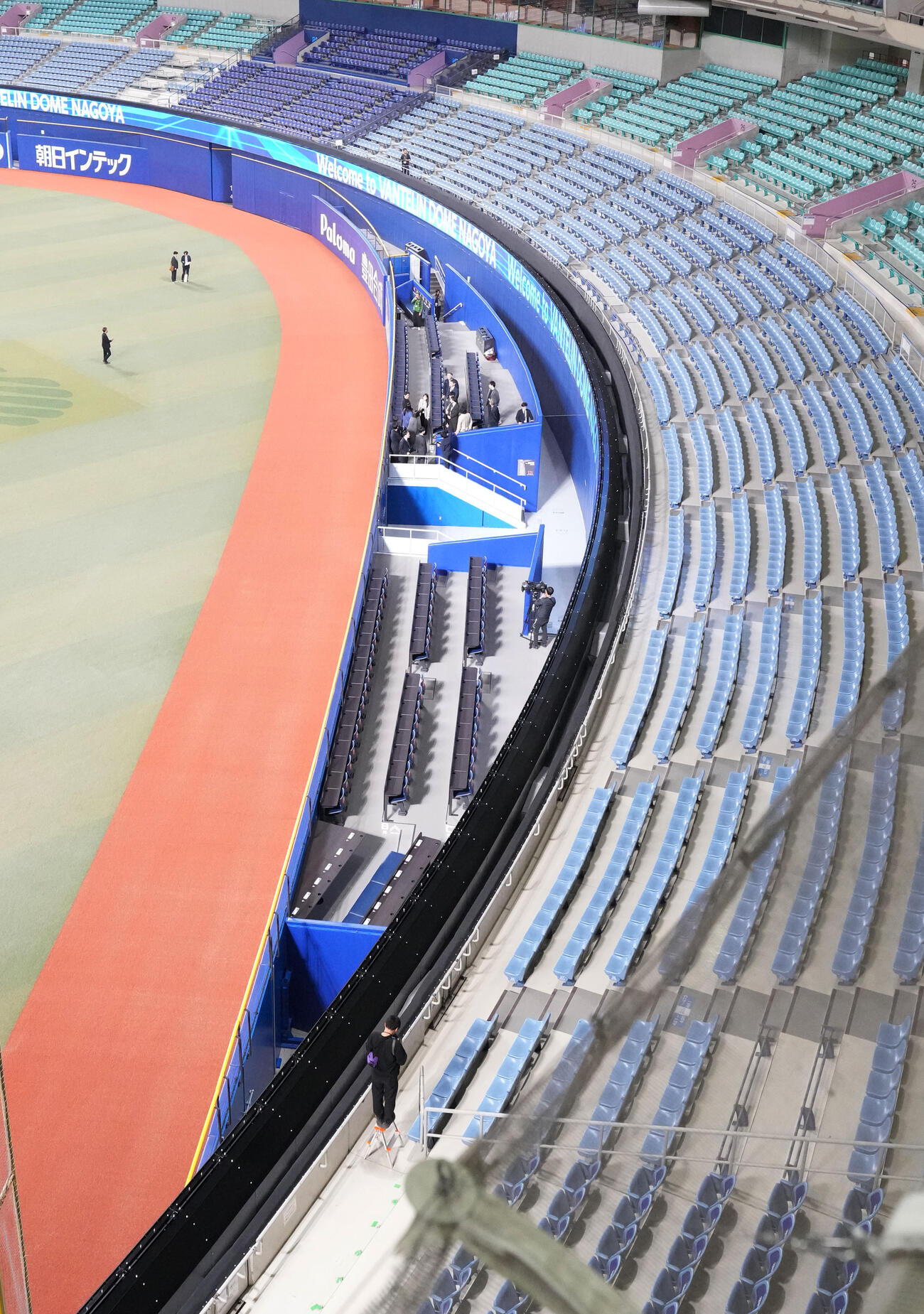 完成しお披露目されたホームランテラス（撮影・森本幸一）