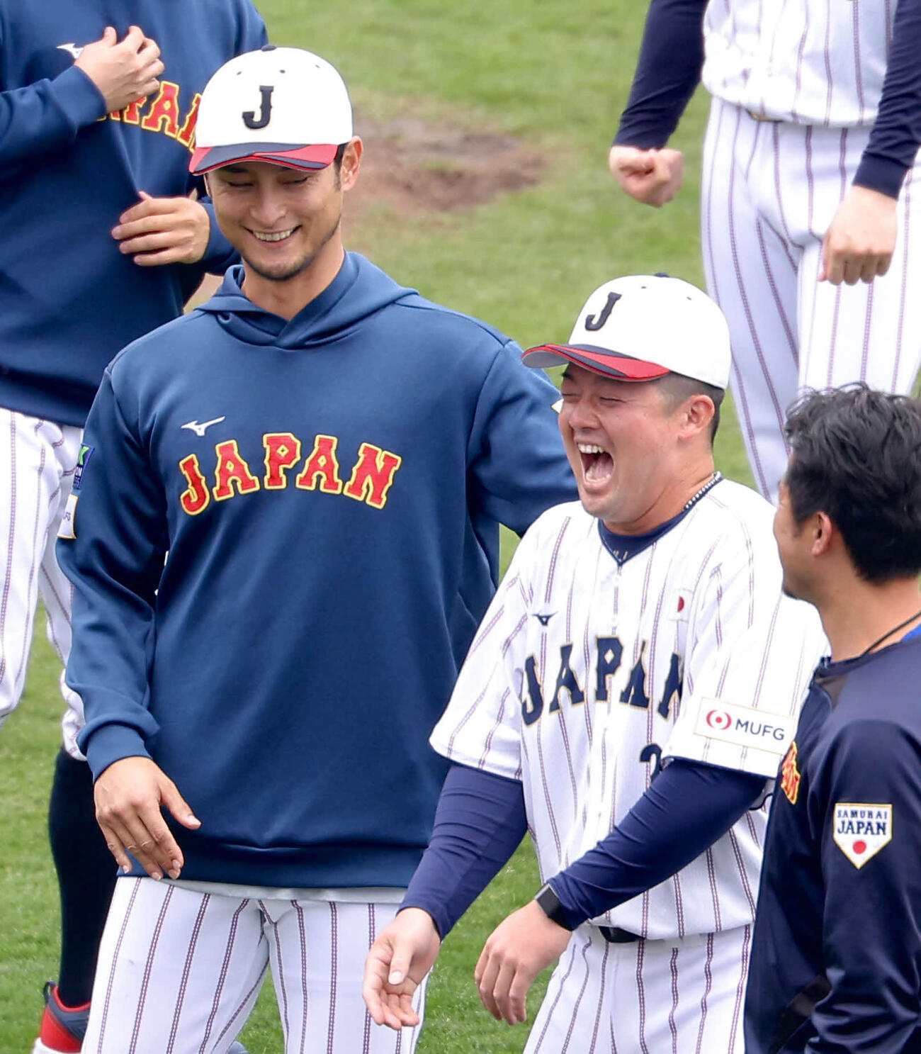 手締め後に談笑するアドバイザーのダルビッシュ（左）と牧（撮影・河田真司）