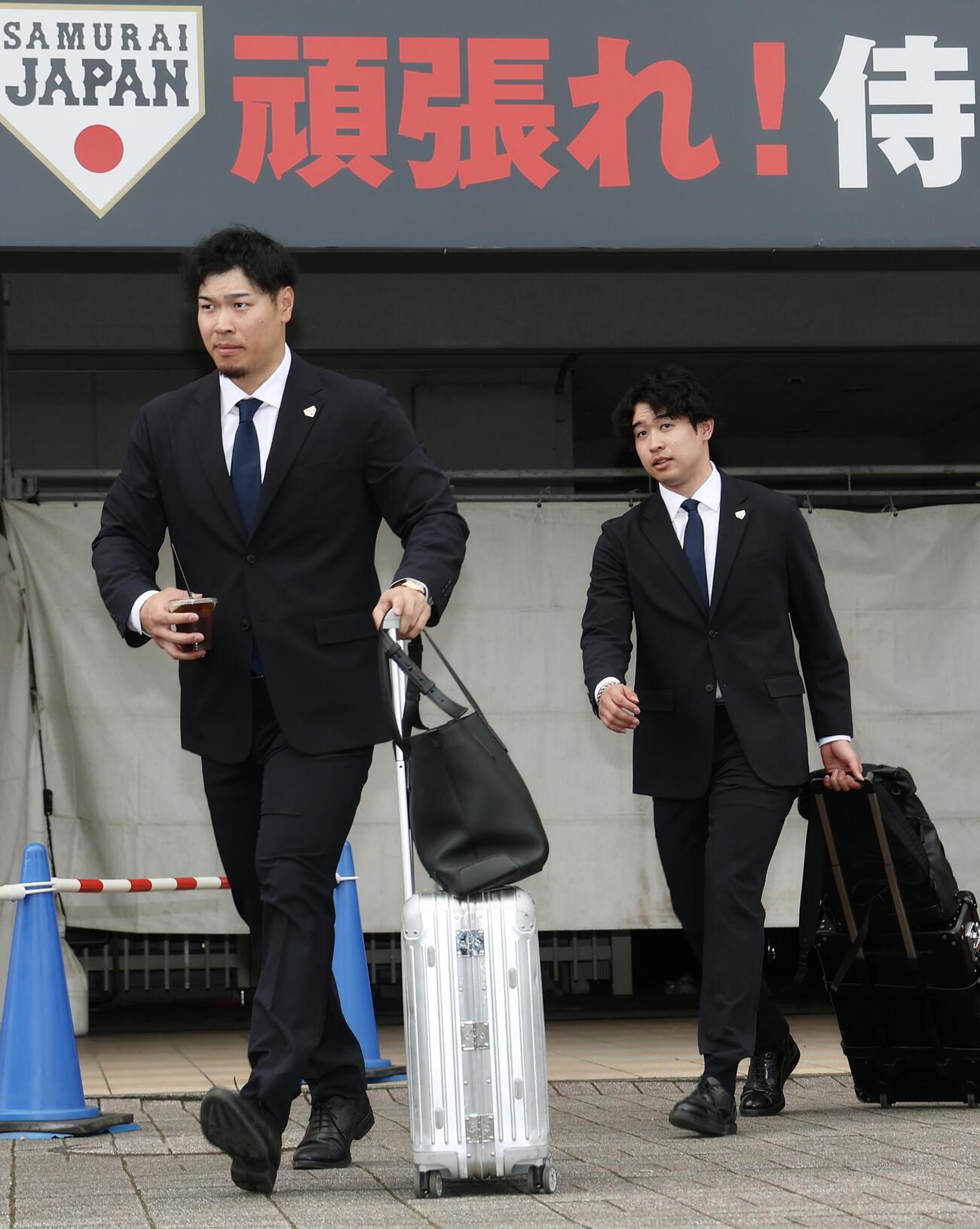 球場から移動する、佐藤輝（左）と種市（撮影・河田真司）
