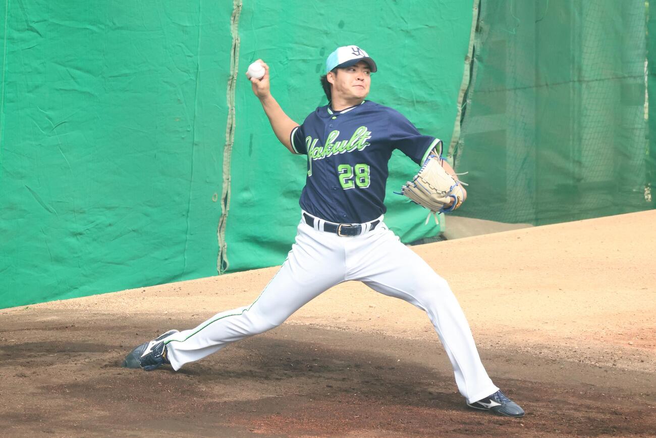 ブルペンで投げるヤクルト松本健（撮影・塚本光）