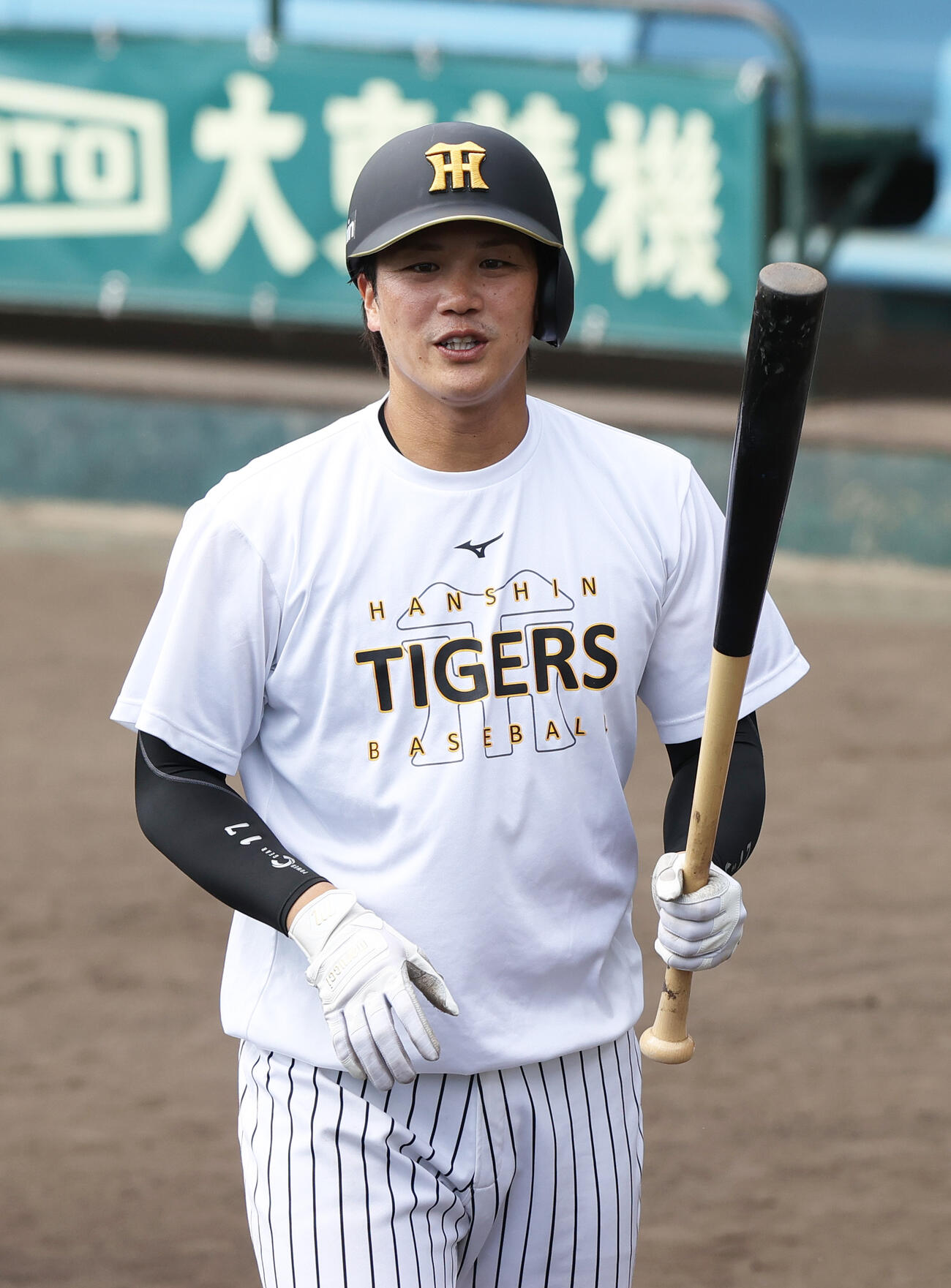 打撃練習に励む阪神伏見（撮影・上山淳一）