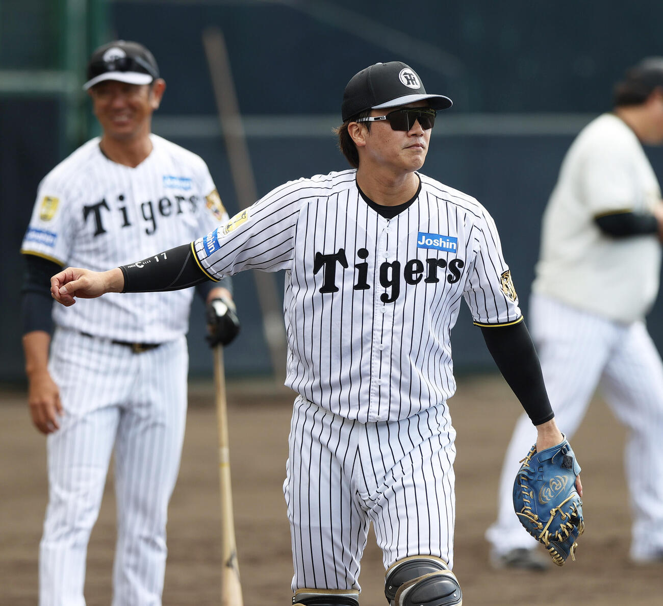 投内連係で汗を流す阪神伏見（撮影・上山淳一）