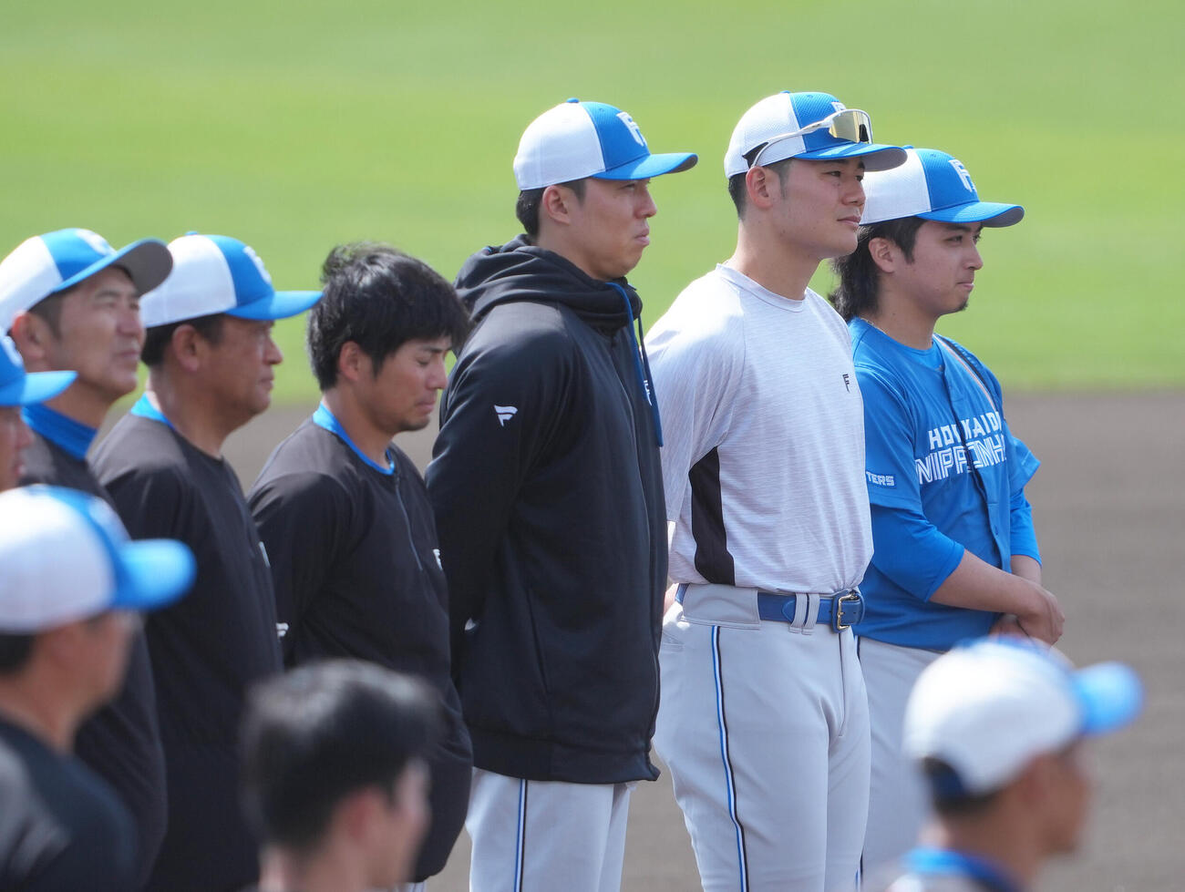 名護キャンプを打ち上げた日本ハム清宮幸（右から2人目）（撮影・足立雅史）